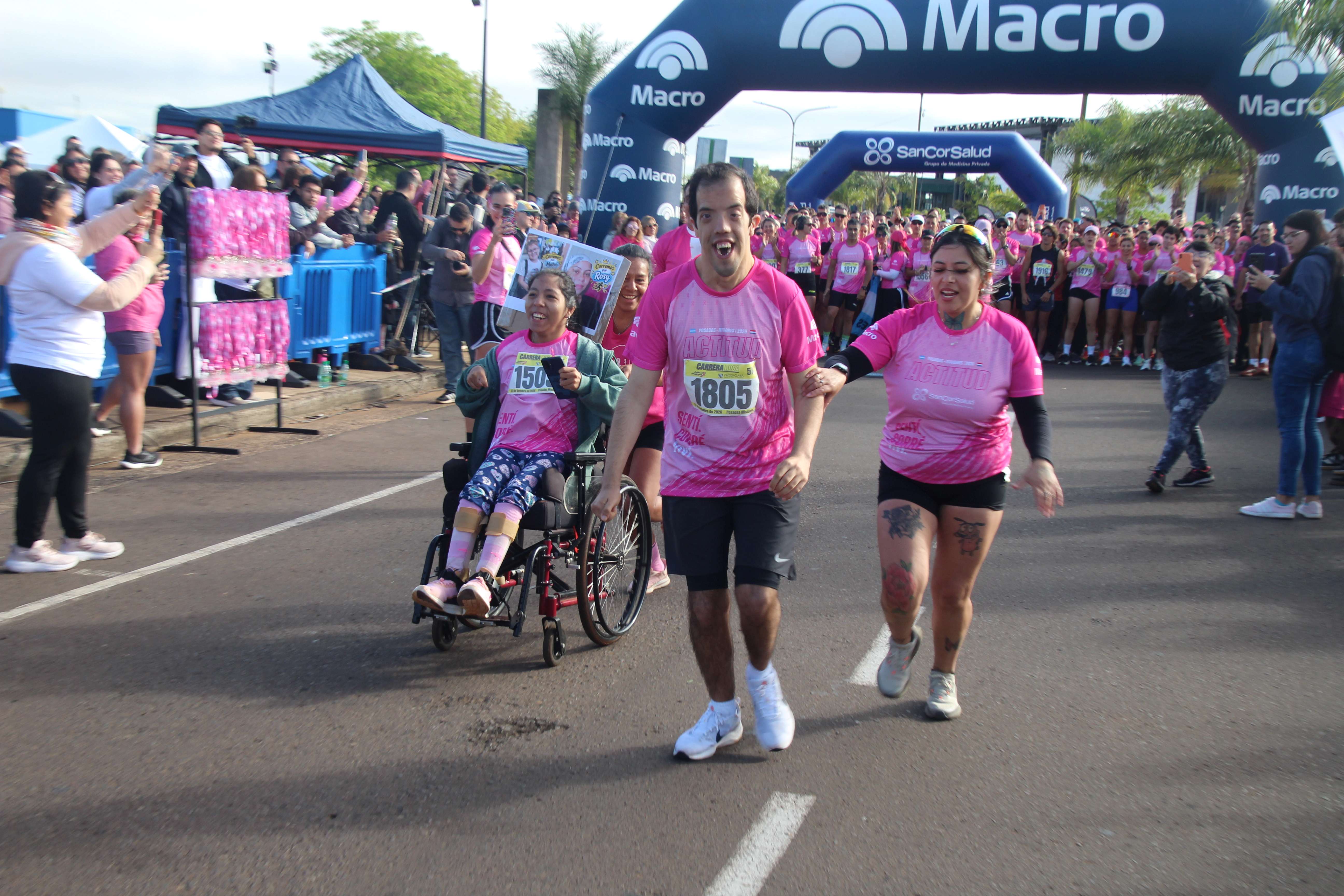 <p>Mil participantes se sumaron a la Carrera Rosa en la costanera de Posadas</p>