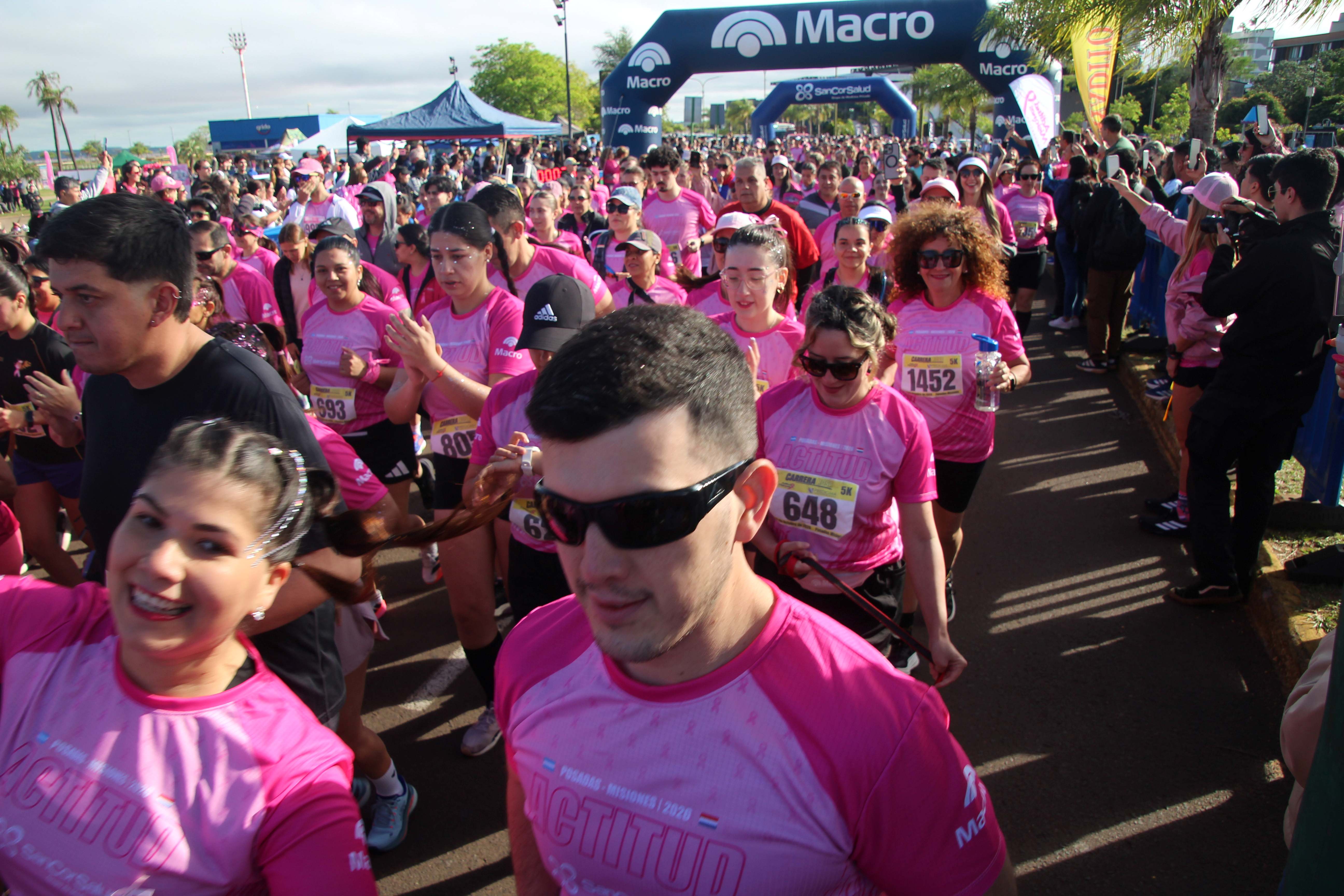 <p>Mil participantes se sumaron a la Carrera Rosa en la costanera de Posadas</p>
